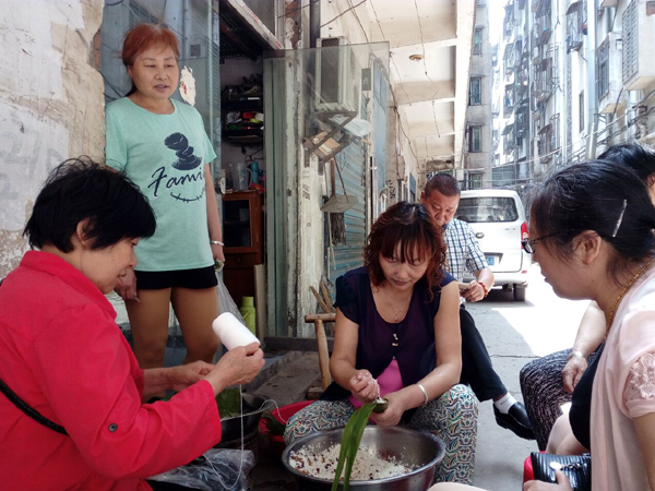 长坂坡社区组织居民开展包粽子活动